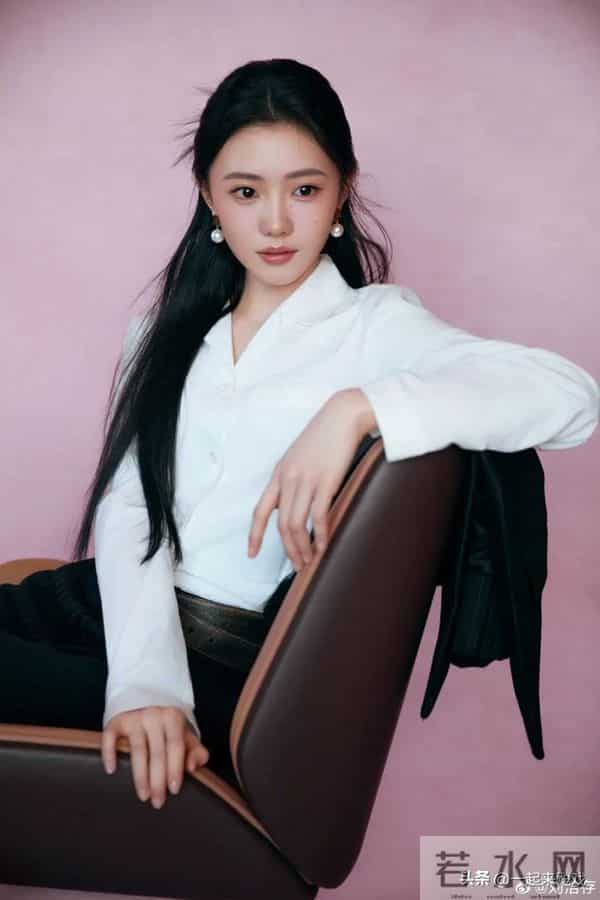 刘浩存绝美性感，气质封神惊艳瞬间