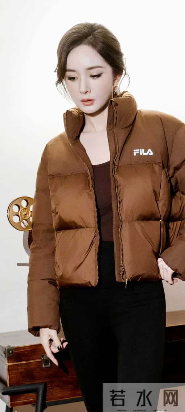 杨幂 短款羽绒服，修身长裤，这身材怎么穿都时尚