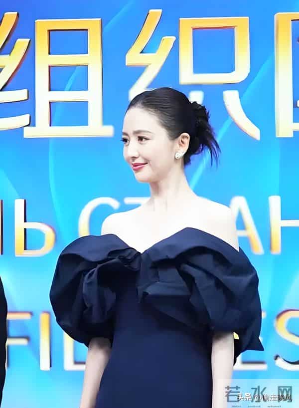 佟丽娅深圳扫金，素颜逛水贝买黄金，穿百元T恤，付款不手软