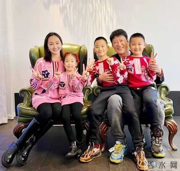 原来于震老婆是她，两人差13岁，婚后成家庭主妇被丈夫公婆宠成宝