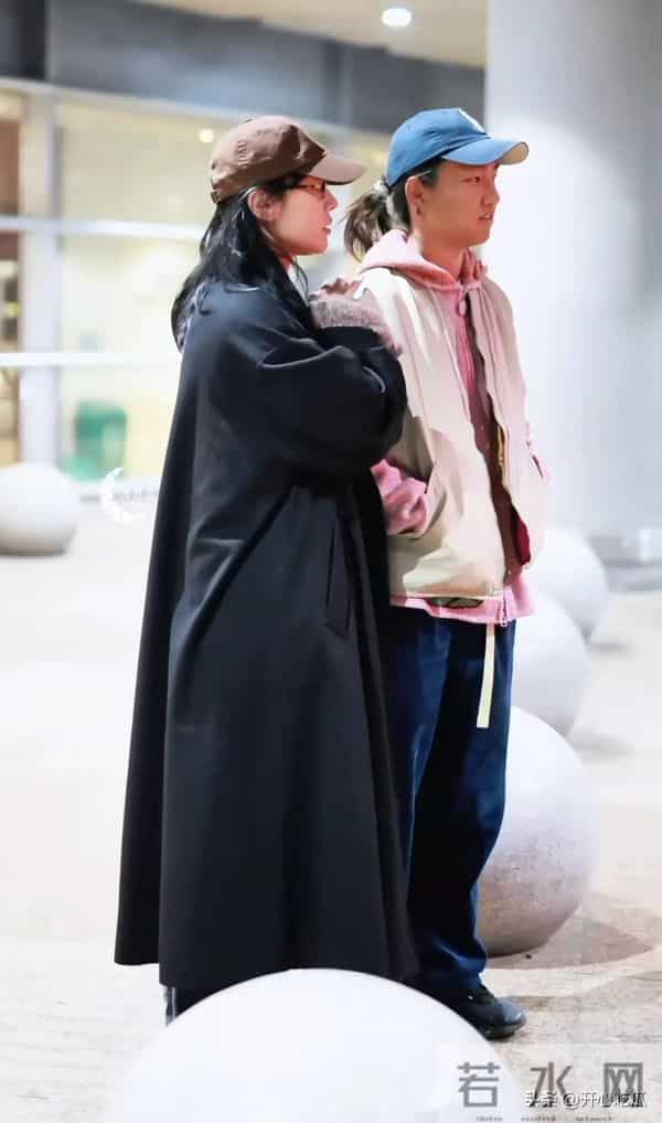 白百何带两个儿子现身！17岁大儿子长得像前夫陈羽凡，二儿子5岁