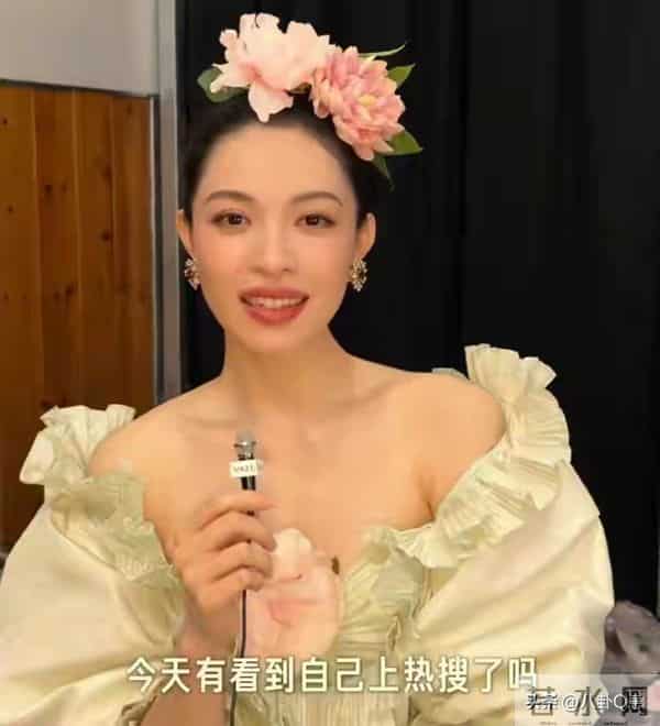 人不红倒是爱蹭！合影抢C位，当众让李晨难堪的她，如今过得怎样