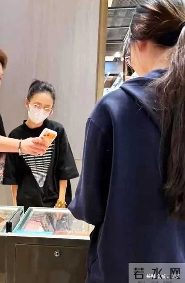佟丽娅深圳扫金，素颜逛水贝买黄金，穿百元T恤，付款不手软