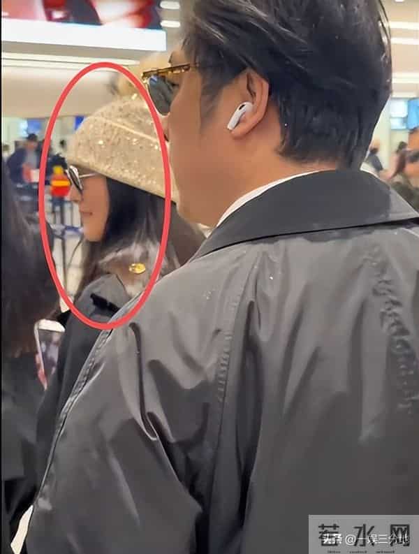 李湘胖到弯不下脖子，机场罕用便宜货，被人搭话她不理还嘲讽冷哼