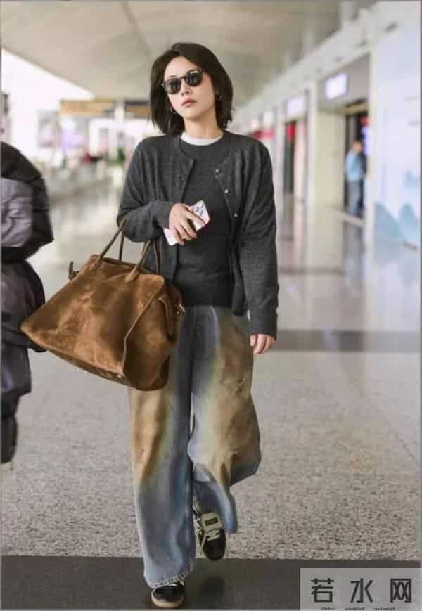 马思纯剪了短发后越发时髦！穿灰色针织衫+阔腿裤，减龄又洋气！