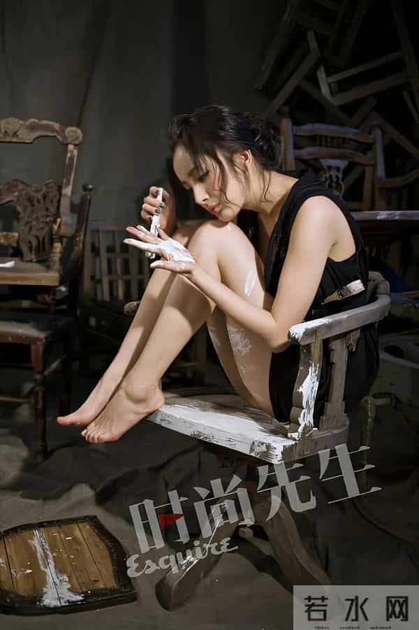 没想到杨幂早期还有这组!黑裙衬身材曲线,慵懒中带点野劲