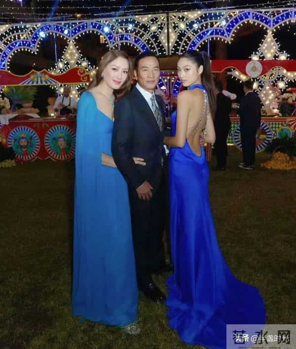 70岁任达华和老婆女儿参加晚宴,女儿21岁身材高挑超美,好像妈妈