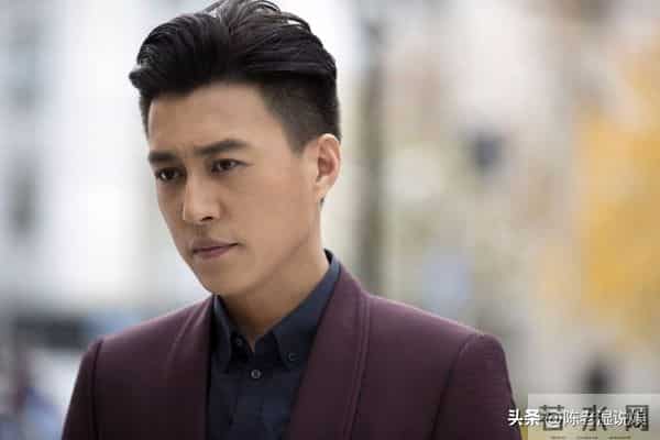 这一次，人民日报点名靳东，七字之差给娱乐圈敲响警钟