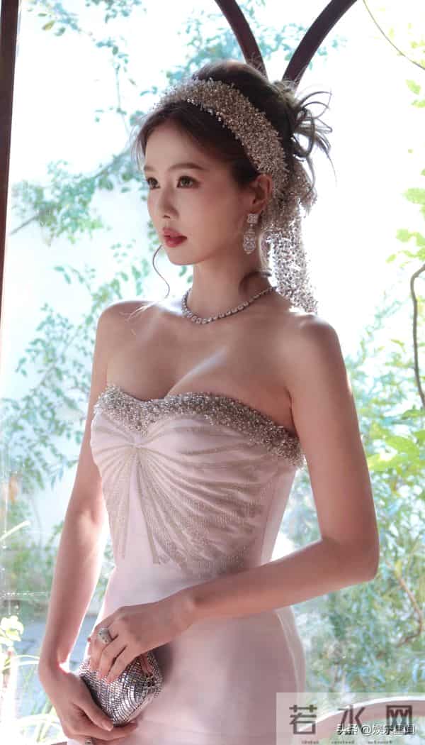 白鹿微博视界大会红毯白鹿真的牛奶皮肤好完美的身材！