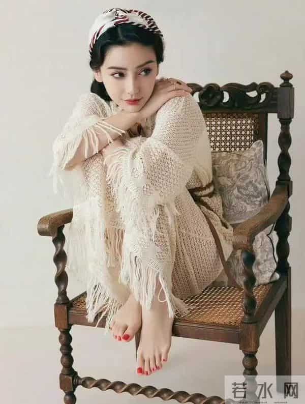 杨颖大胆展示自己光脚丫美腿美好身材