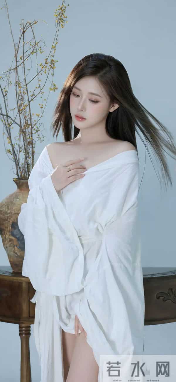 宋纤璇，一身白色纱裙，美的不可方物，神似仙女下凡