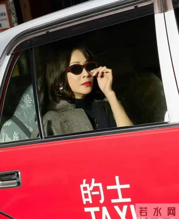 59岁刘嘉玲香港街头彻底放飞，三角裤外穿配黑丝袜，这是啥新潮流