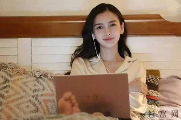 杨颖大胆展示自己光脚丫美腿美好身材