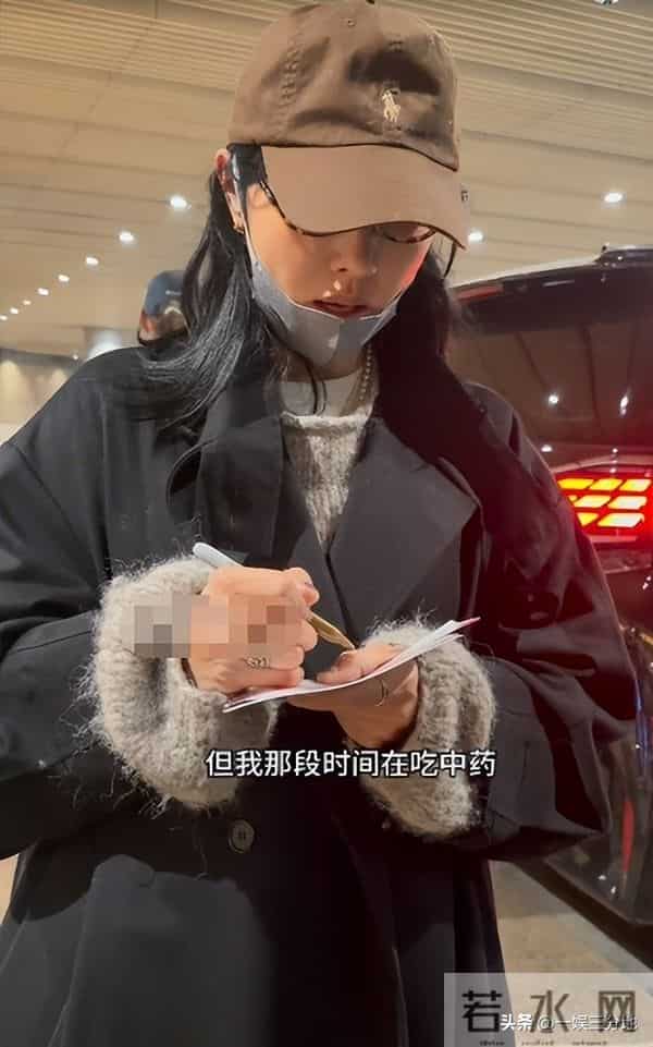 白百何一家回国,大儿子又黑又老,小儿子长相曝光眼小脸大不像她