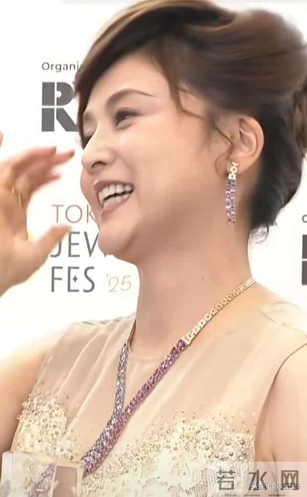 54岁藤原纪香风韵犹存很迷人，有过2段姐弟恋婚姻，无儿女成遗憾