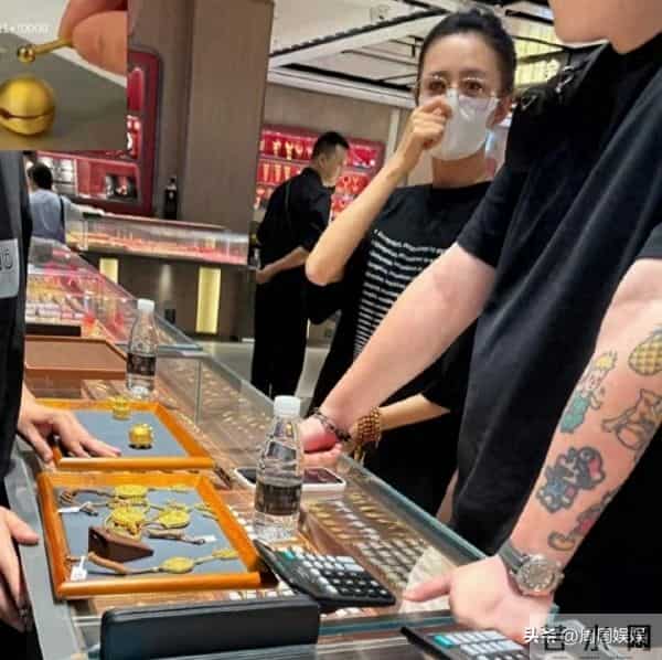 佟丽娅深圳扫购黄金！发量稀疏显假发，满臂黄金手串超吸睛