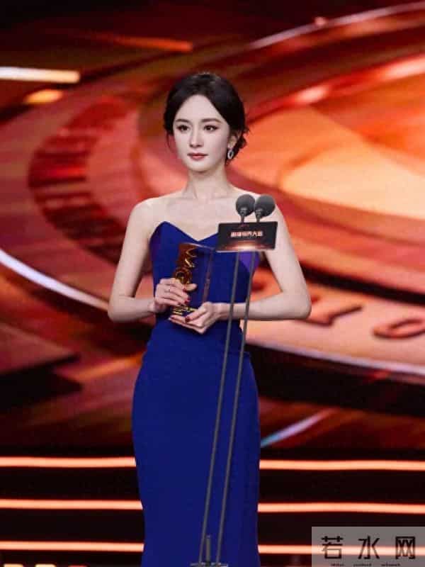 出道35年，杨幂获奖！为拍戏过完年就到山东体验生活，房主任搂其给女儿录视频：本人太美了，我差点晕过去