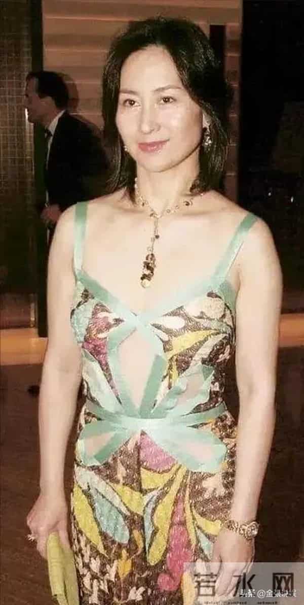 何超琼近况曝光，生图满头白发还有老年斑，和澳门大会判若两人