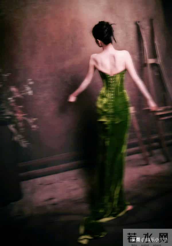 恭喜颖儿获得年度风尚演员奖，站上领奖台那一刻，整个人都在发光