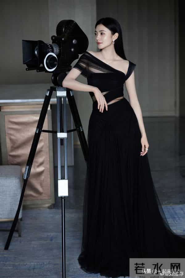 刘浩存绝美性感，气质封神惊艳瞬间