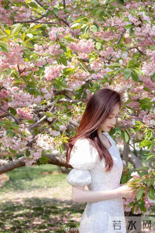 中传校花冯琳当主持人啦！不愧是最美领读员 这颜值不比明星差