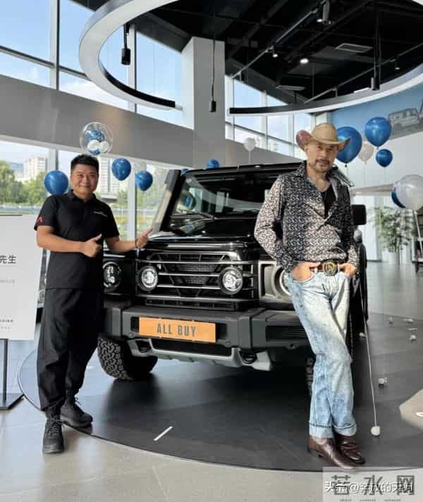 64岁徐锦江现身北京，购买价值90万元越野车，打扮像美国西部牛仔