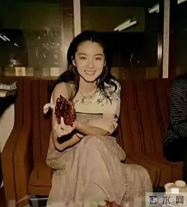 谁懂啊！46年前林青霞穿灯笼袖长裙陪妈逛街，现在看还是赢麻了