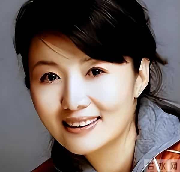 二婚嫁大13岁杜志国后，定居武汉素面朝天很自信，继子杜淳成心病