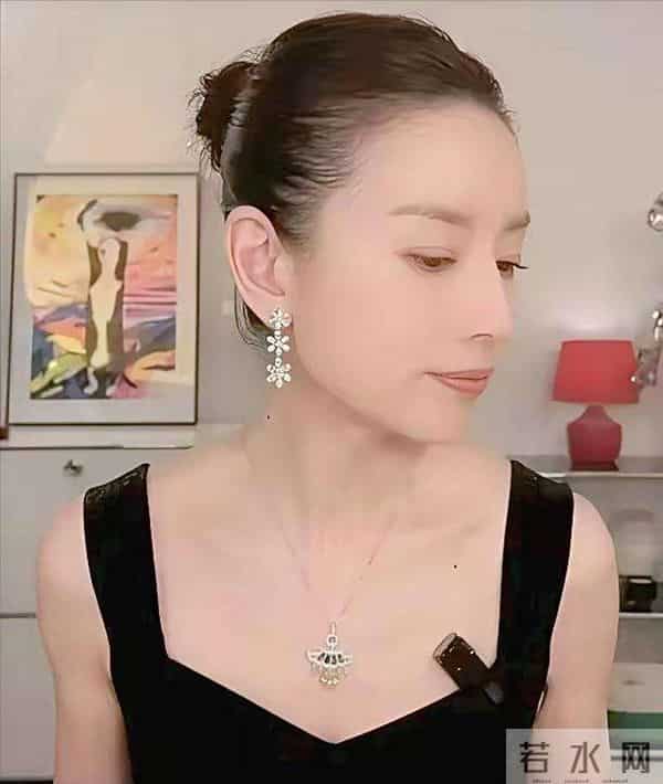 44岁董洁和男友大连聚餐时被人偶遇 可是纯素颜，那模样简直美翻了