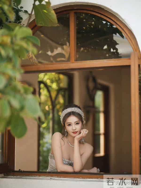 哇塞！白鹿的身材超有料性感迷人瘦而不柴、天使的容颜魔鬼的身材