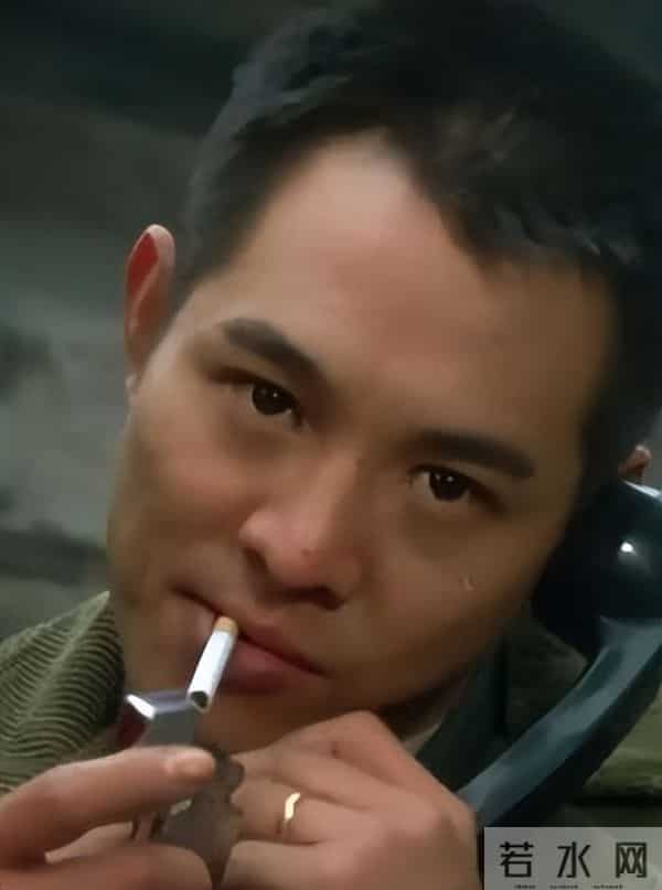 62岁李连杰豪宅游泳，脱光上衣自证清白，大腹便便并无刀疤