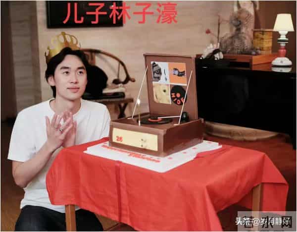 林依轮为26岁儿子林子濠庆生,55岁了比儿子还年轻,老母亲也露面