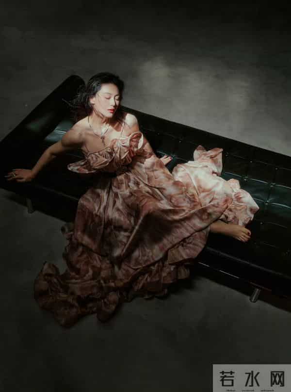 张馨予这组好有感觉!光脚陷在沙发,慵懒又好看