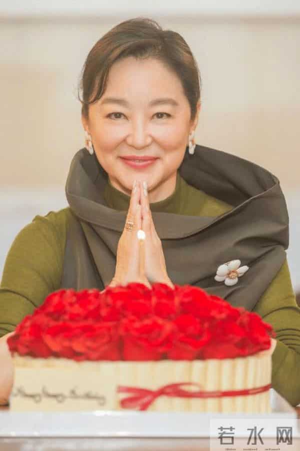 林青霞晒照庆祝71岁生日 双手合十状态超好