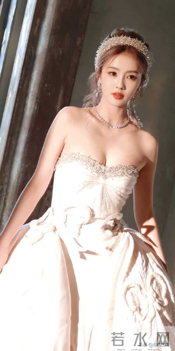 白鹿&杨幂 微博视界大会红毯造型太美了