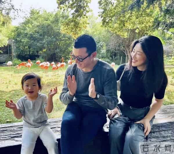 朱珠被4岁女儿扑倒，瘫坐地上笑得见牙不见眼，3名助理才扶起来