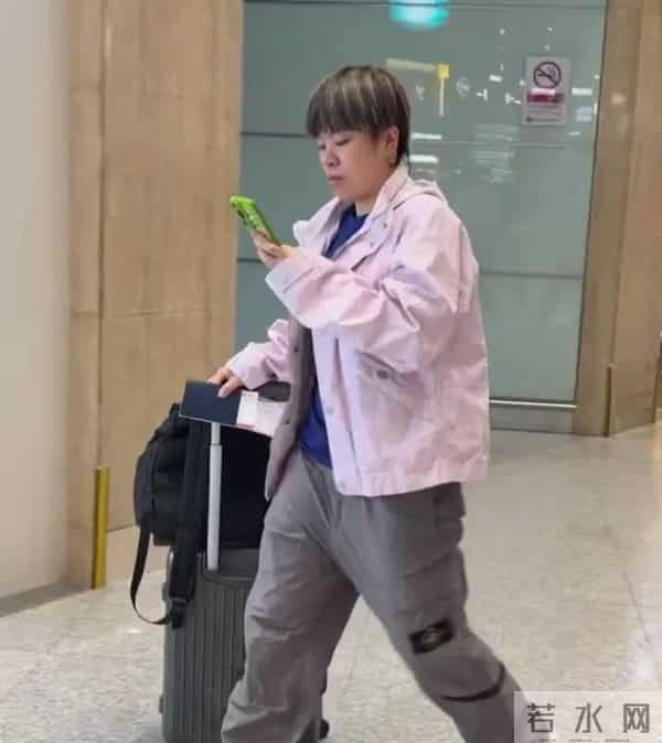 王艺迪短发配粉外套机场出发澳门全运会，利落造型尽显飒爽气场