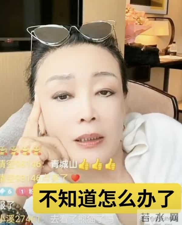 玥儿与奶奶关系好，网友晒祖孙牵手照，比奶奶还高，背影好清瘦