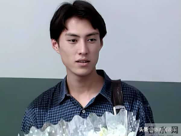 这一次，人民日报点名靳东，七字之差给娱乐圈敲响警钟