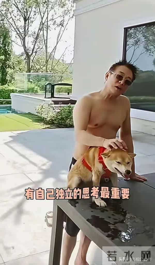 李连杰亲自下场辟谣，泳池脱衣露出光洁胸口，直言：别拿逝者炒作