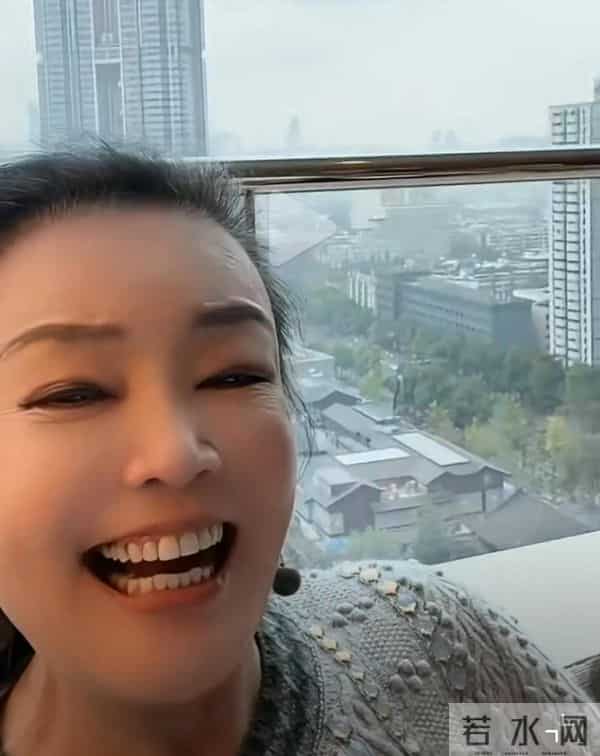 张兰直播曝光汪希霖正脸，看电子产品没有大S影子，完全随汪小菲