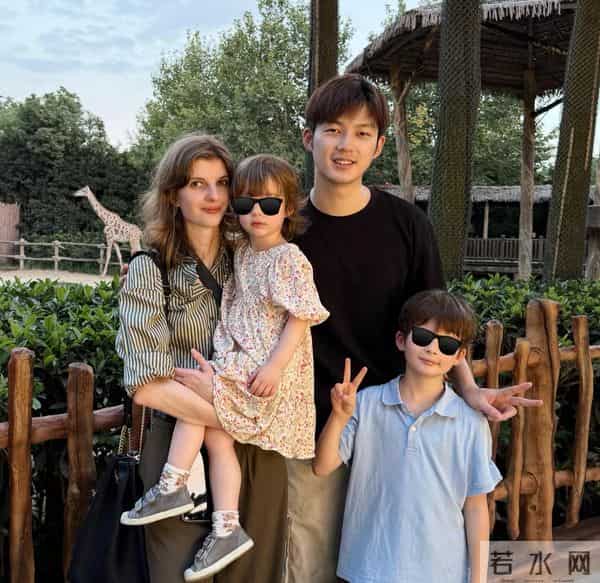 偶遇阿诺在街头拍摄，打扮漂亮似芭比娃娃，董力负责当拎包小弟