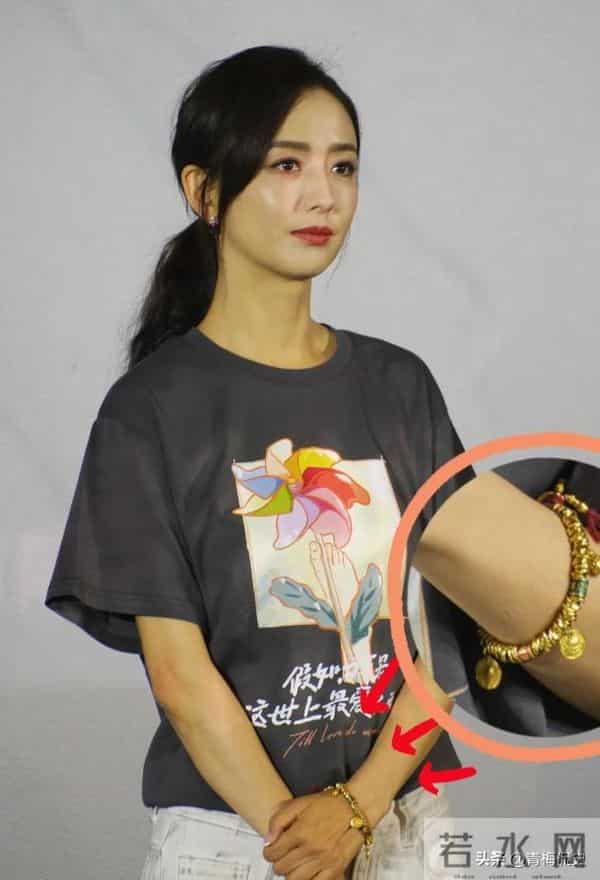 佟丽娅深圳扫购黄金!头发稀少假发明显,满胳膊黄金手串太吸睛