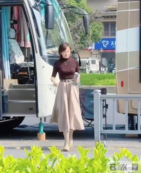 43岁孙俪上班被偶遇，她的身材真好，手里拿着保温杯，好会养生