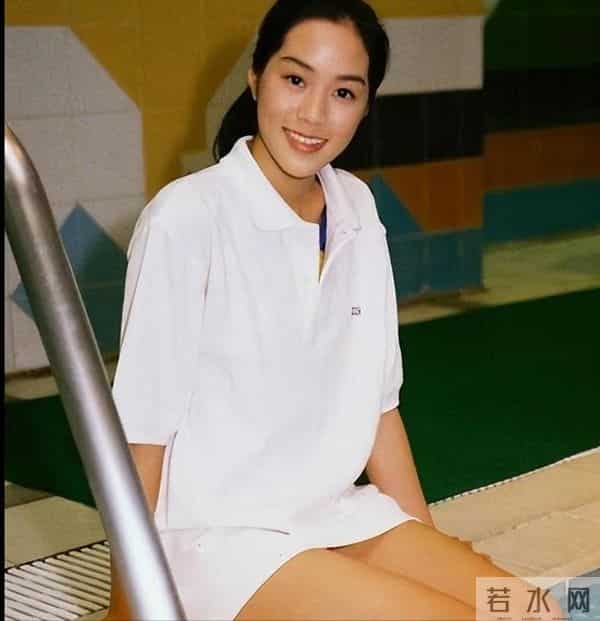 她14岁就长得“倾国倾城”,被富豪花7亿娶回家,8年生下4个娃