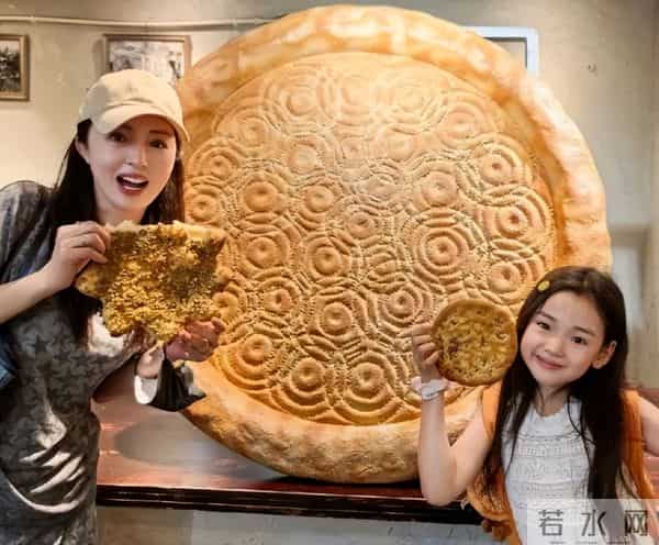 佟丽娅在深圳扫购黄金！头发稀少假发明显，满胳膊黄金手串太吸睛