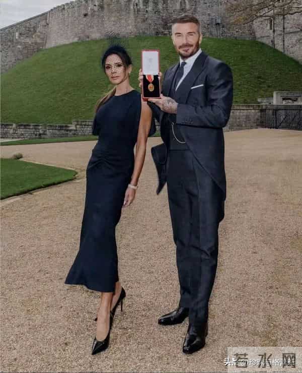 贝克汉姆终封爵！激动到落泪！贝嫂望夫眼抢镜，全家出席缺大儿子