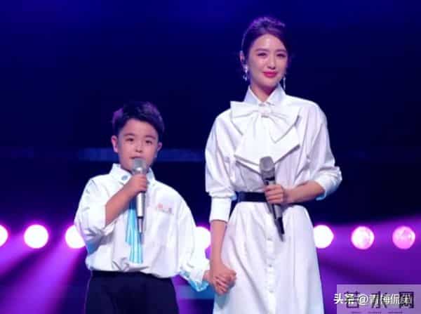 佟丽娅深圳扫购黄金!头发稀少假发明显,满胳膊黄金手串太吸睛