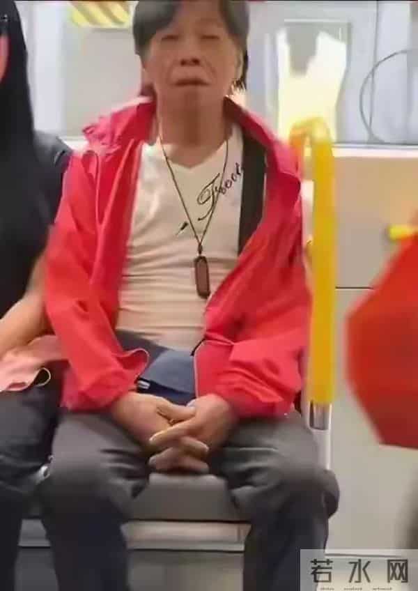 77岁梁小龙和妻子在深圳坐地铁，表情好像没睡醒，看起来没精