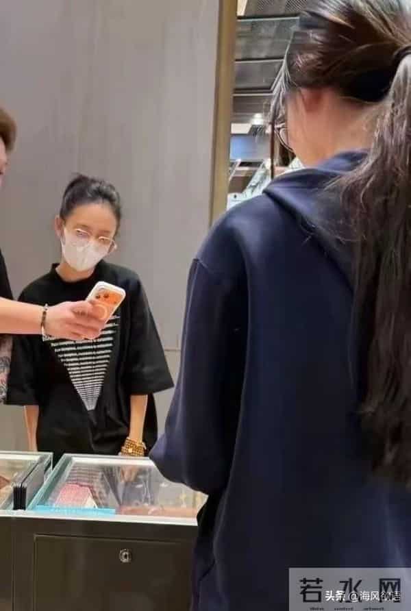 佟丽娅深圳水贝买黄金，素颜穿百元T恤，下手几十克金鼎超豪爽